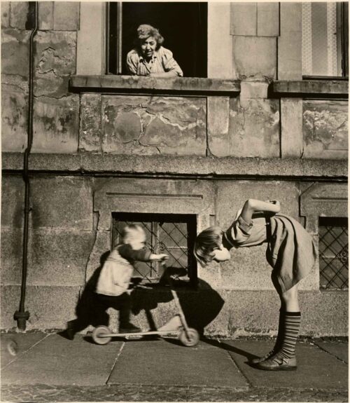 Ursula Arnold, Brandvorwerkstraße, Leipzig (1956), Silbergelatineabzug auf Barytpapier, Vintage Print Foto: Andreas Kämper © Ursula Arnold Archiv der Ostdeutschen Sparkassenstiftung im Museum der bildenden Künste Leipzig