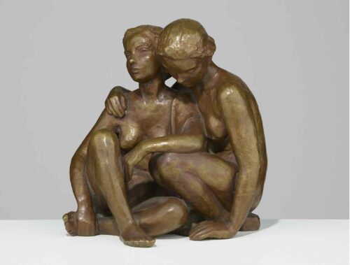 Dorothea von Philipsborn, Zwei sitzende Mädchen, vor 1947, Bronze, Albertinum/Skulpturensammlung, Staatliche Kunstsammlungen Dresden, Foto: Hans-Peter Klut/Elke Estel © Erb*innen der Künstlerin