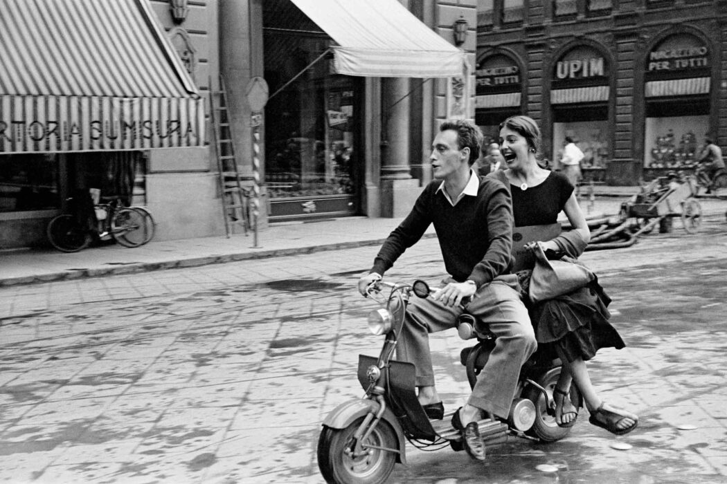 Ruth Orkin, Jinx and Justin on Scooter, Florence, Italy, 1951 © Orkin/Engel Film and Photo Archive; VG Bild-Kunst, Bonn 2022
