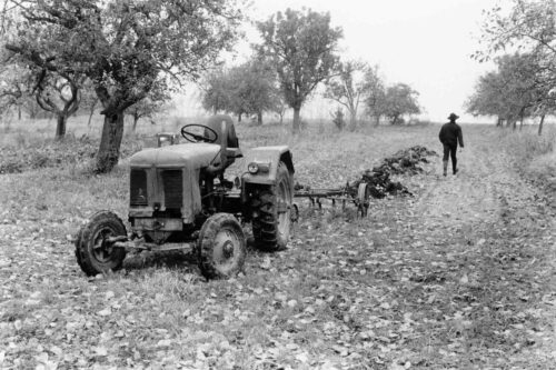 Joachim Richau, aus der Serie Annäherung und Begegnung. Bilder aus Beerfelde, 1984-1987, Silbergelatineabzug © Joachim Richau