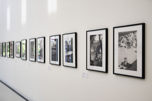 Ausstellungsansicht, Willy Ronis. Zuerst das Leben, BLMK Cottbus, 2022 © Donation Willy Ronis, Ministère de la Culture (France), Médiathèque du patrimoine et de la photographie, diffusion RMN-Grand Palais, Foto: Marlies Kross