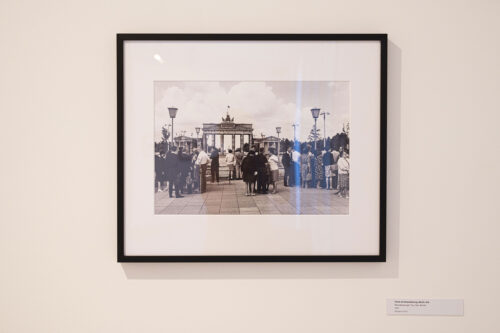 Willy Ronis, Brandenburger Tor, Ost-Berlin, 1967, Modern Print, Ausstellungsansicht, Willy Ronis. Zuerst das Leben, BLMK Cottbus, 2022 © Donation Willy Ronis, Ministère de la Culture (France), Médiathèque du patrimoine et de la photographie, diffusion RMN-Grand Palais, Foto: Marlies Kross