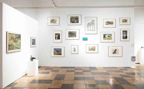 Ausstellungsansicht, Wa(h)re Tier. Malerei, Fotografie, Grafik und Plastiken aus der Sammlung des BLMK, BLMK Frankfurt (Oder), 2022, Foto: Marlies Kross