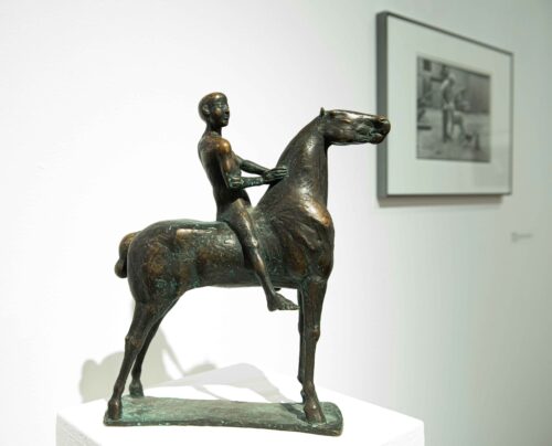 Volkmar Kühn, Reiter, 1986, Bronze, Ausstellungsansicht, Wa(h)re Tier. Malerei, Fotografie, Grafik und Plastiken aus der Sammlung des BLMK, BLMK Frankfurt (Oder), 2022, Foto: Marlies Kross