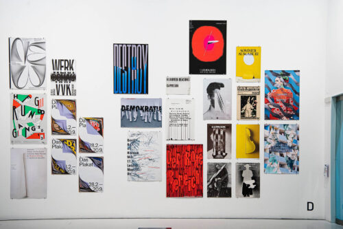 Ausstellungsansicht, Der Klang des Papiers. Materialreflexionen im Plakat, BLMK Cottbus, 2022, Foto: Marlies Kross