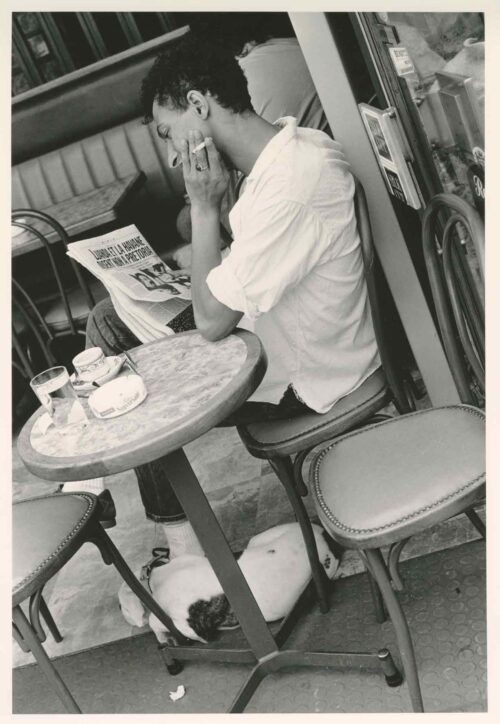 Manfred Paul, Im Café mit Hund, aus der Serie: Paris 1988, 1988, Silbergelatineabzug © Manfred Paul, Berlin