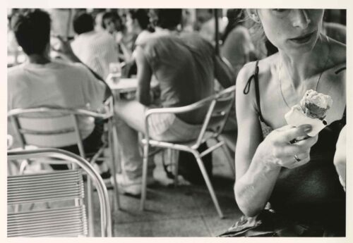 Manfred Paul, Im Eiscafé, aus der Serie: Paris 1988, 1988, Silbergelatineabzug © Manfred Paul, Berlin