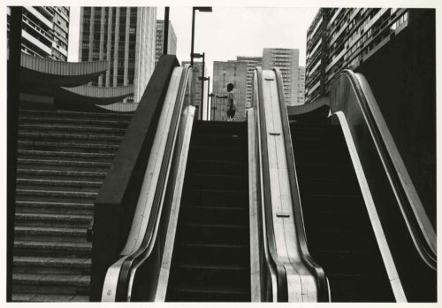 Manfred Paul, Junge an der Rolltreppe, aus der Serie: Paris 1988, 1988, Silbergelatineabzug © Manfred Paul, Berlin