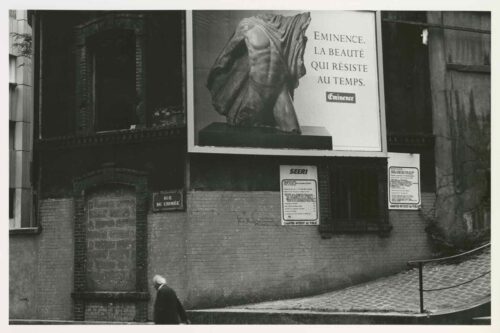 Manfred Paul, Mann mit Plakat, aus der Serie: Paris 1988, 1988, Silbergelatineabzug © Manfred Paul, Berlin