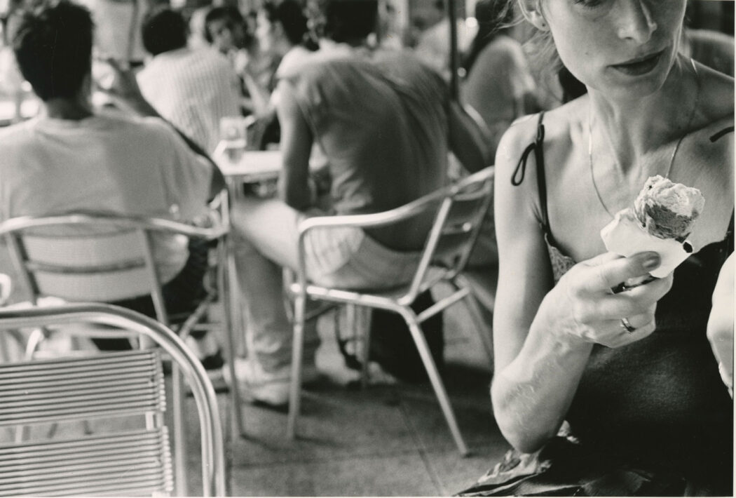 Manfred Paul, Im Eiscafé, aus der Serie: Paris 1988, 1988, Silbergelatineabzug © Manfred Paul, Berlin