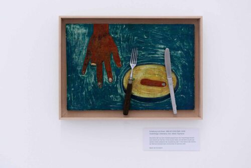 Karla Woisnitza, Einladung zum Essen, 1985/87/2019 (1985 - 2019), Assemblage, Eitempera, Holz, Metall, Pigmente, Ausstellungsansicht, Karla Woisnitza. über grenzen, BLMK Cottbus, 2023 © VG Bild-Kunst, Bonn 2023, Foto: Bernd Schönberger