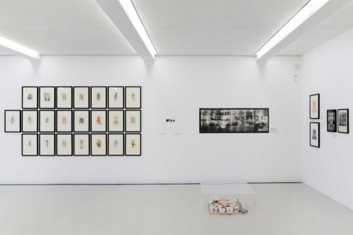 Ausstellungsansicht, Karla Woisnitza. über grenzen, BLMK Cottbus, 2023 © VG Bild-Kunst, Bonn 2023, Foto: Bernd Schönberger