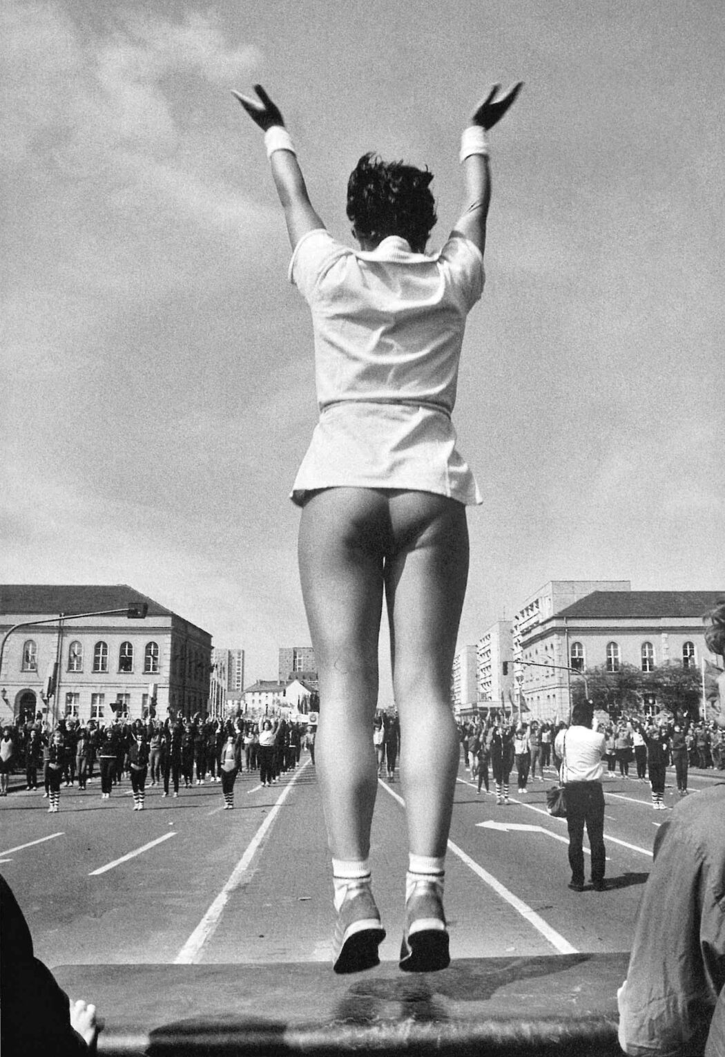 Harald Hirsch, Vorturnerin beim Aufmarsch zum 1. Mai, Potsdam, 1985, New Print, Hahnemühle Fine Art, Baryta © Harald Hirsch