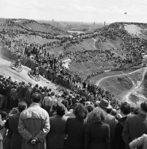 Jacques Henri Lartigue, Moto-cross, Bois de Vincennes, 1951, Photographie Jacques Henri Lartigue © Ministère de la Culture, MPP