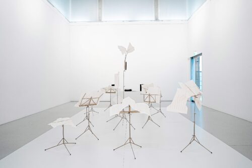 Ausstellungsansicht, William Engelen. Falten für Perkussion, BLMK Cottbus, 2023 © Staatliche Kunstsammlungen Dresden / Dauerleihgabe Sammlung Hoffmann, Foto: Bernd Schönberger