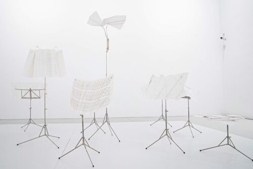 Ausstellungsansicht, William Engelen. Falten für Perkussion, BLMK Cottbus, 2023 © Staatliche Kunstsammlungen Dresden / Dauerleihgabe Sammlung Hoffmann, Foto: Bernd Schönberger