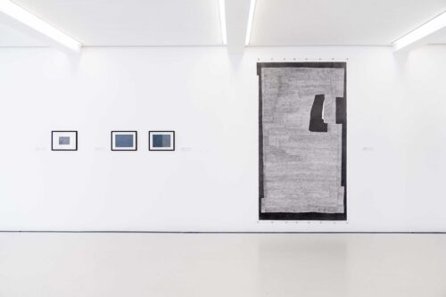 Ausstellungsansicht, Leerraum. weiß/schwarz, BLMK Cottbus, 2023, Foto: Bernd Schönberger