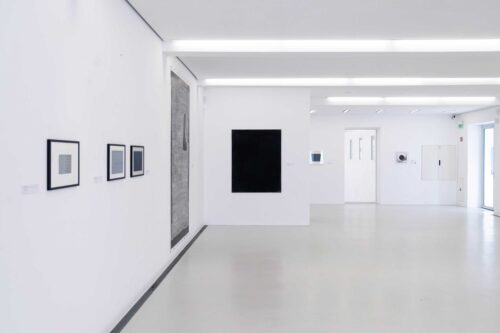 Ausstellungsansicht, Leerraum. weiß/schwarz, BLMK Cottbus, 2023, Foto: Bernd Schönberger