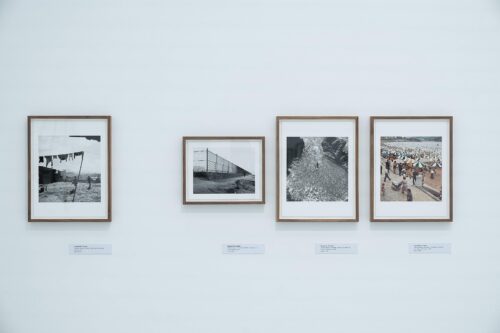 Ausstellungsansicht, Jacques Henri Lartigue & André Kertesz. Un pas de côte / Ein Schritt zur Seite, BLMK Cottbus, 2023 © Ministère de la Culture, MPP, Foto: Bernd Schönberger