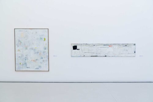 Michael Kruscha, Aussprache in weiss, 2021, Mixed Media auf Leinwand; Frank Gottsmann, Eisfahrt, 2014, Öl auf Leinwand, Ausstellungsansicht, Leerraum. weiß/schwarz, BLMK Cottbus, 2023 © VG Bild-Kunst, Bonn 2023, Foto: Bernd Schönberger