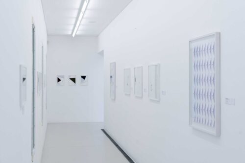 Ausstellungsansicht, Leerraum. weiß/schwarz, BLMK Cottbus, 2023, Foto: Bernd Schönberger