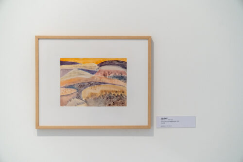 Else Mögelin, Abendlicht in der Negevwüste, 1959, Aquarell, Ausstellungsansicht, Else Mögelin. Ich wollte, gegen alle Hindernisse, weben, BLMK Cottbus, 2023 © Nachlass Else Mögelin, Foto: Bernd Schönberger