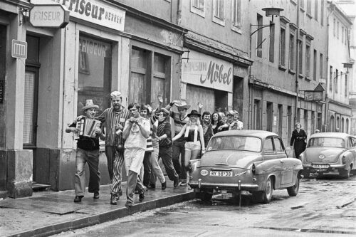 Christian Borchert, Straßenszene mit Faschingsgesellschaft, Dresden, 1981, New Print © Christian Borchert / SLUB Dresden / Deutsche Fotothek