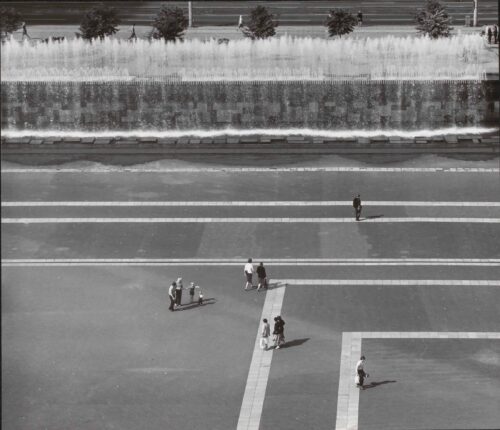 Rudolf Hartmetz, Brunnenplatz, 1980, Silbergelatineabzug © Rudolf Hartmetz