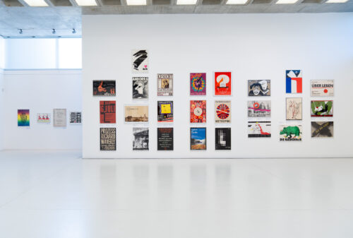 Ausstellungsansicht, Sammlungseinsichten. Plakate ostdeutscher Grafikerinnen, BLMK Cottbus, 2024, Foto: Bernd Schönberger