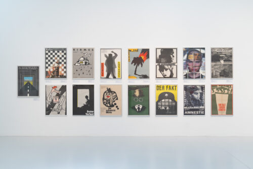 Ausstellungsansicht, Sammlungseinsichten. Plakate ostdeutscher Grafikerinnen, BLMK Cottbus, 2024, Foto: Bernd Schönberger