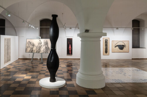 Ausstellungsansicht, GroßARTig. Bilder und Skulpturen aus der Sammlung im Großformat, BLMK Frankfurt (Oder), 2024, Foto: Bernd Schönberger