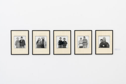 Thomas Kläber, aus: Zusammenstehen, 1988-89, 2003-2006, Ausstellungsansicht, Thomas Kläber. Zeitinseln, BLMK Cottbus, 2024, Foto: Bernd Schönberger