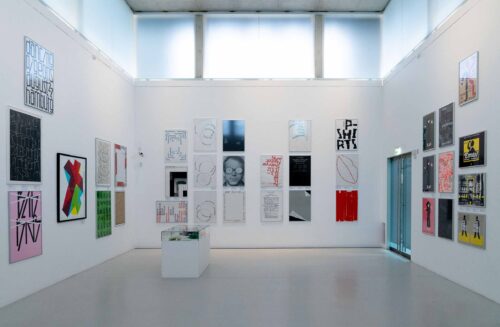 Ausstellungsansicht, Berlin siebdruckt: Hubert Riedel und ZWÖLF, BLMK Cottbus, 2024, Foto: Bernd Schönberger