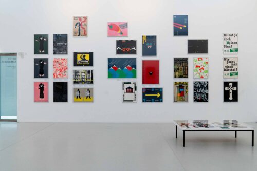 Ausstellungsansicht, Berlin siebdruckt: Hubert Riedel und ZWÖLF, BLMK Cottbus, 2024, Foto: Bernd Schönberger