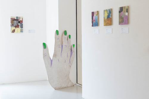Ausstellungsansicht, Hella Stoletzki. Njewěste dotyknjenje | Unbestimmt die Berührung, BLMK Cottbus, 2024, Foto: Bernd Schönberger