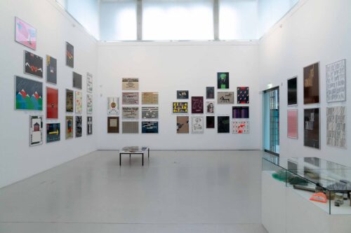 Ausstellungsansicht, Berlin siebdruckt: Hubert Riedel und ZWÖLF, BLMK Cottbus, 2024, Foto: Bernd Schönberger