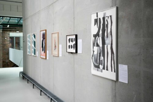 Ausstellungsansicht, Berlin siebdruckt: Hubert Riedel und ZWÖLF, BLMK Cottbus, 2024, Foto: Bernd Schönberger