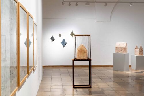 Ausstellungsansicht, zu/haus - bei sich. Rachel Kohn & Christiane Wartenberg, BLMK Frankfurt (Oder), 2024, Foto: Bernd Schönberger