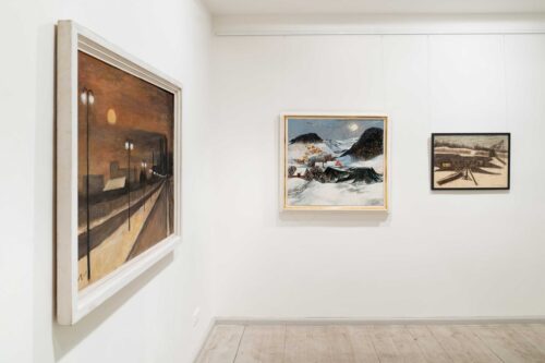 Ausstellungsansicht, Ein kristallner Tag. Winterbilder von Schneeweiß bis Nebelgrau, BLMK Frankfurt (Oder), 2024, Foto: Bernd Schönberger