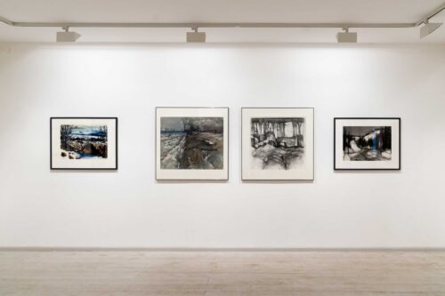 Ausstellungsansicht, Ein kristallner Tag. Winterbilder von Schneeweiß bis Nebelgrau, BLMK Frankfurt (Oder), 2024, Foto: Bernd Schönberger
