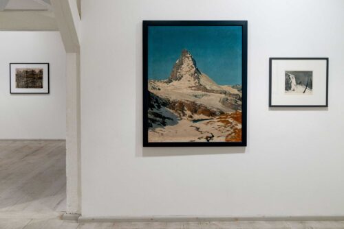Ausstellungsansicht, Ein kristallner Tag. Winterbilder von Schneeweiß bis Nebelgrau, BLMK Frankfurt (Oder), 2024, Foto: Bernd Schönberger