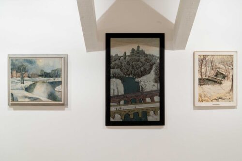 Ausstellungsansicht, Ein kristallner Tag. Winterbilder von Schneeweiß bis Nebelgrau, BLMK Frankfurt (Oder), 2024, Foto: Bernd Schönberger
