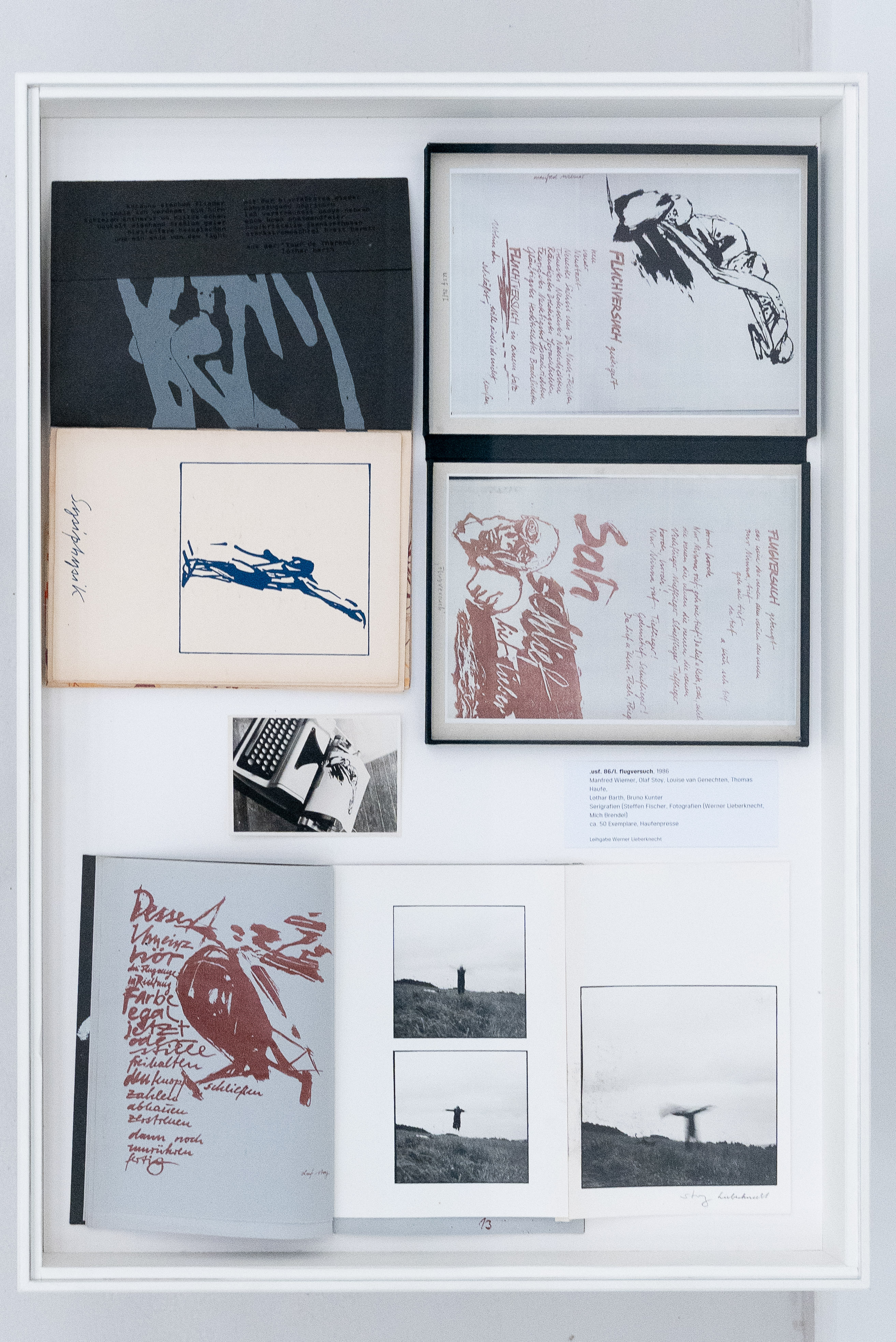 Ausstellungsansicht, Die Tage waren gezählt. Künstlerbücher und -zeitschriften mit Originalgrafik und Fotografie aus der späten DDR und Ostdeutschland, BLMK Cottbus, 2025, Foto: Bernd Schönberger