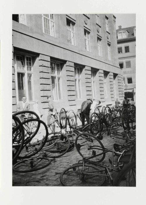 Albert Hennig, Parkplatz vor dem Arbeitsamt in der Gerberstraße, 1932, Fotografie © Nachlass Albert Hennig, Foto: BLMK