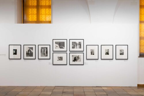 Ausstellungsansicht, Menschen und Milieus. Soziale Wirklichkeiten zwischen Distanz und Parteinahme, BLMK Frankfurt (Oder), 2025, Foto: Bernd Schönberger