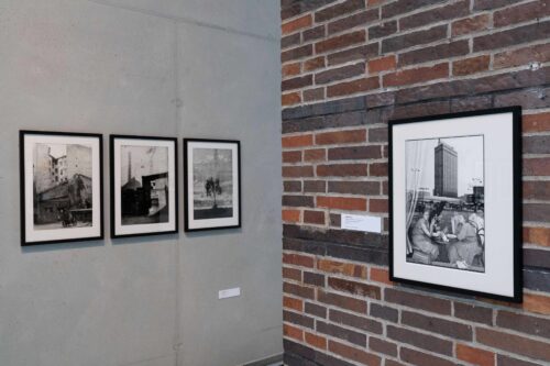 Ausstellungsansicht, An den Rändern taumelt das Glück. Die späte DDR in der Fotografie, BLMK Cottbus, 2025, Foto: Bernd Schönberger