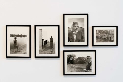 Christine Radack, aus der Serie: Oderbruch (Brandenburg), 1985-1988, Silbergelatineabzüge © Künstlerin, Ausstellungsansicht, An den Rändern taumelt das Glück. Die späte DDR in der Fotografie, BLMK Cottbus, 2025, Foto: Bernd Schönberger