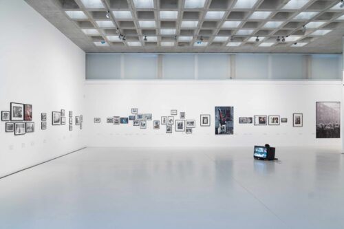 Ausstellungsansicht, An den Rändern taumelt das Glück. Die späte DDR in der Fotografie, BLMK Cottbus, 2025, Foto: Bernd Schönberger