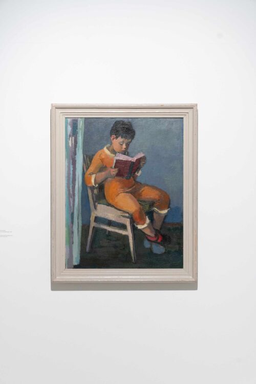 Jutta Damme, Lesender Junge vor dem Schlafengehen, Öl auf Leinwand, 1962 © VG Bild-Kunst, Bonn 2025, Ausstellungsansicht, Menschen und Milieus. Soziale Wirklichkeiten zwischen Distanz und Parteinahme, BLMK Frankfurt (Oder), 2025, Foto: Bernd Schönberger