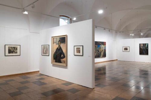 Ausstellungsansicht, Menschen und Milieus. Soziale Wirklichkeiten zwischen Distanz und Parteinahme, BLMK Frankfurt (Oder), 2025, Foto: Bernd Schönberger